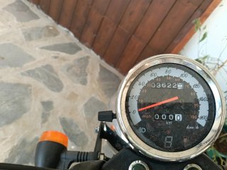 Moto Naked Verde y Blanca