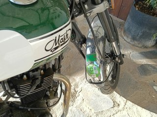 Moto Naked Verde y Blanca