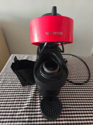 Cafetera Nespresso Vertuo Roja