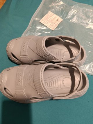 Zuecos unisex grises