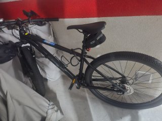 Bicicleta de montaña negra