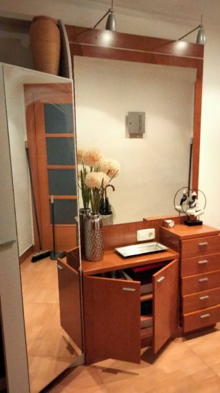 Mueble recibidor con espejo y armario