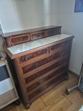 Cómoda de madera con tapa de mármol