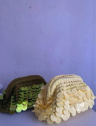 Clutch verde con lentejuelas