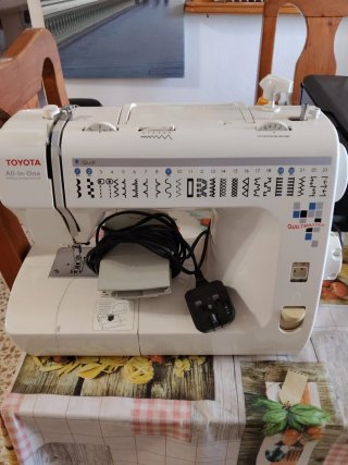 Máquina de coser Toyota All-in-One