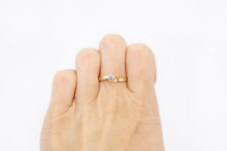 Solitario de oro de 18k con diamantes. Ref:076-01-00732