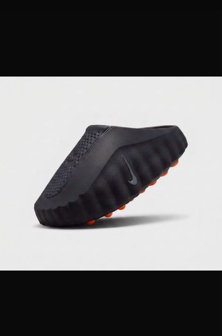 Ciabatte BOSS nere e bianche e le Nike mind