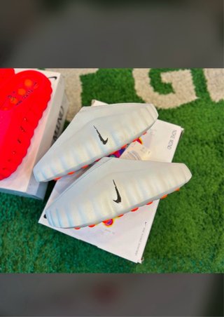 Ciabatte BOSS nere e bianche e le Nike mind
