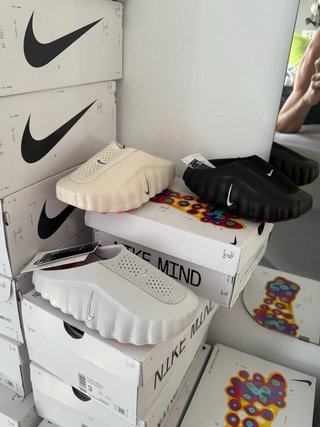 Ciabatte BOSS nere e bianche e le Nike mind