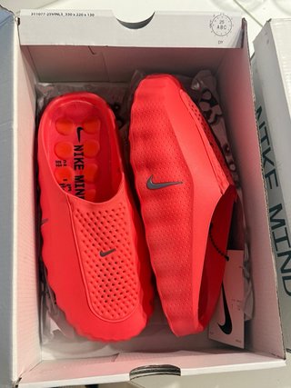 Ciabatte BOSS nere e bianche e le Nike mind
