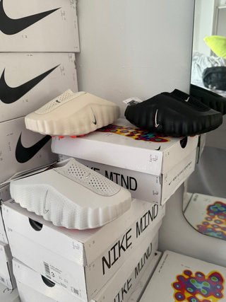Ciabatte BOSS nere e bianche e le Nike mind