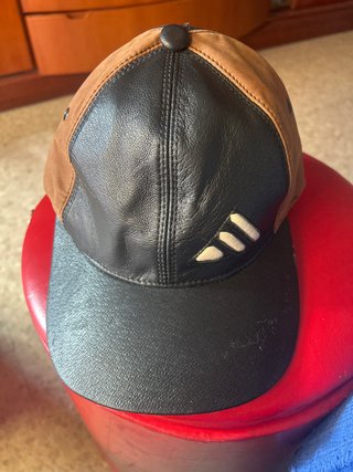 Gorra Adidas Cuero Marrón y Negro