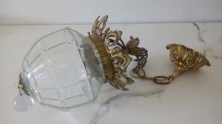 Farol de metal dorado y cristal facetado