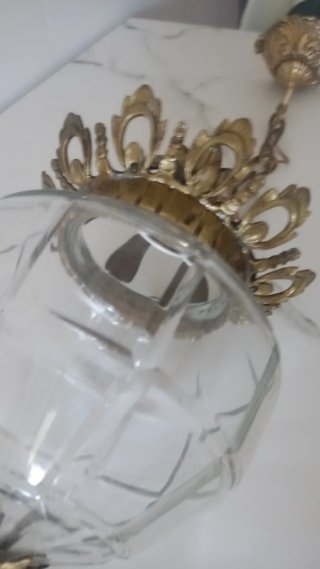 Farol de metal dorado y cristal facetado