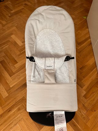 Hamaca Baby Bjorn con juguete