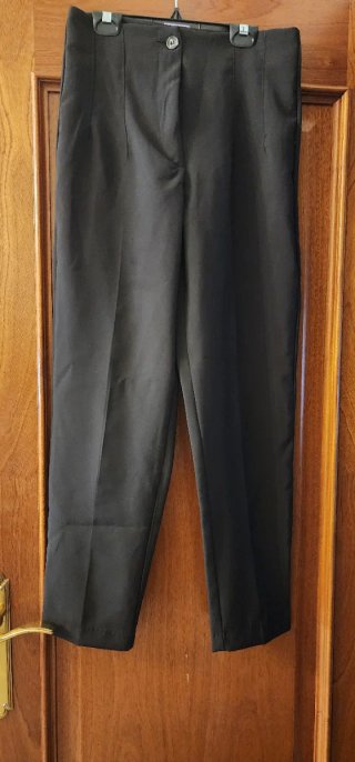 Pantalón negro con pinzas con elastano
