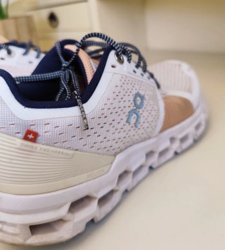 Zapatillas running On rosas y blancas