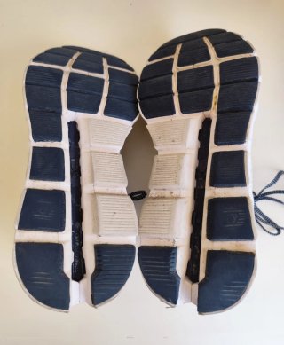 Zapatillas running On rosas y blancas
