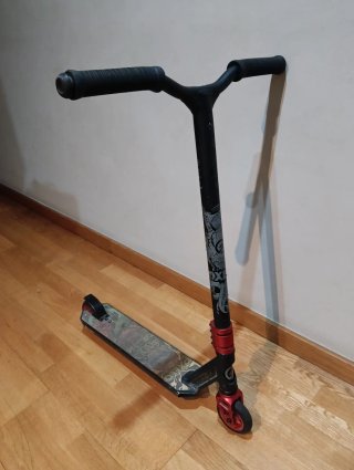 Patinete freestyle negro y rojo