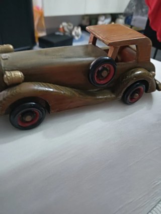 Modellino auto d'epoca in legno