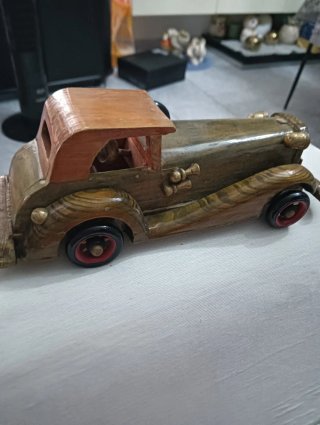 Modellino auto d'epoca in legno