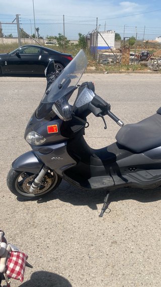 Piaggio 500cc Maxi Scooter Gris