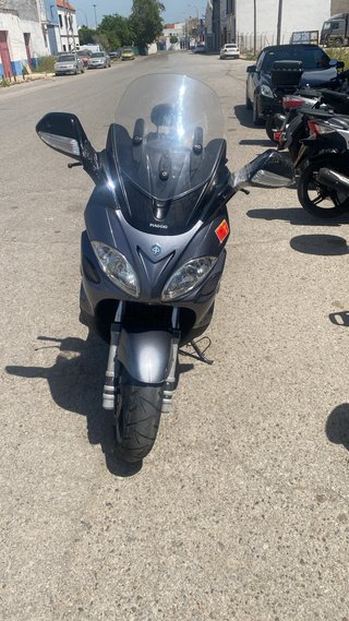 Piaggio 500cc Maxi Scooter Gris