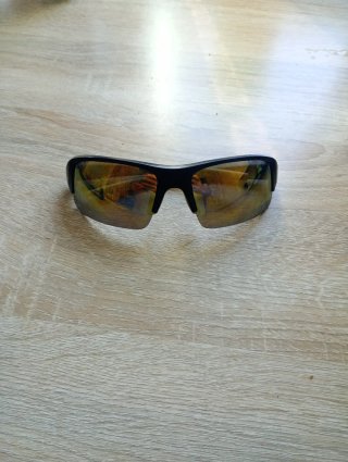 Gafas de sol Hawkers negras y amarillo claro.