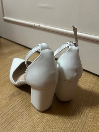 Zapatos de tacón blancos elegantes