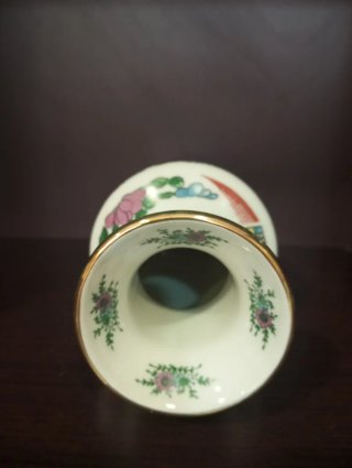 Jarrón japonés Kutani de porcelana pintada a mano