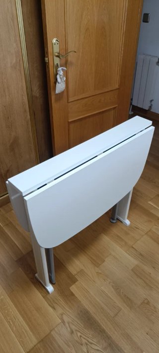 Mesa plegable blanca de madera