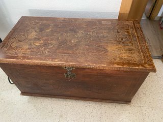 Arca de madera tallada