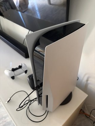 PS5 con lector + 2 mandos + 6 juegos