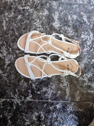 Sandalias blancas de tiras