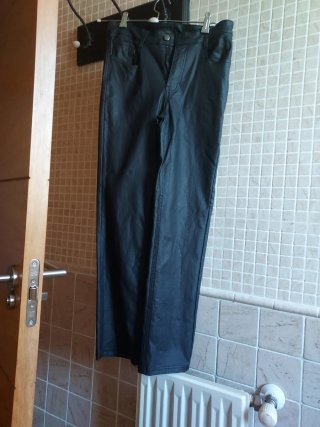 Pantalón negro efecto piel