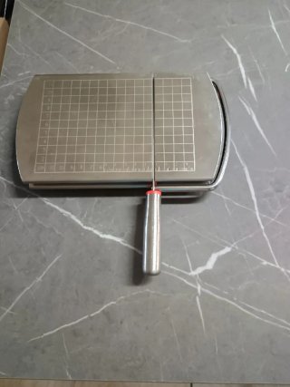 Tagliere in metallo con griglia