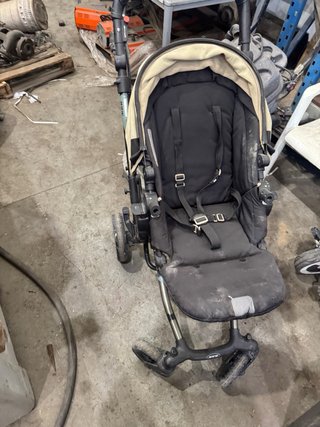 Carrito de bebé gris