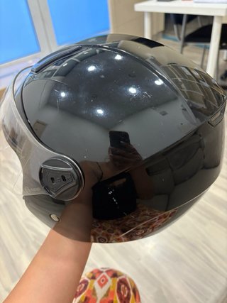 Casco de moto negro con visera