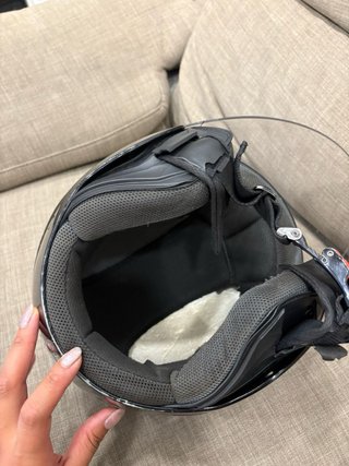 Casco de moto negro con visera