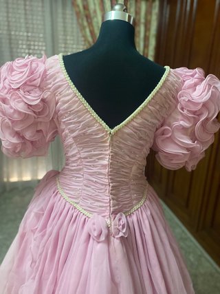 Vestido de fiesta rosa con volantes