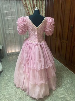Vestido de fiesta rosa con volantes