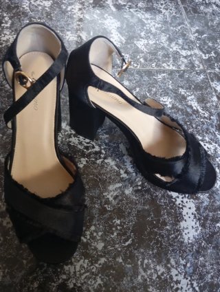 Sandalias negras de tacón