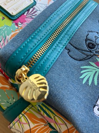 Mochila Loungefly Stitch Disney Parks con chapa