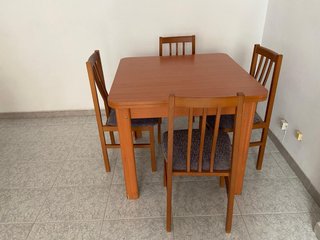 Mesa comedor de madera extensible con sillas