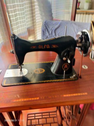 Máquina de coser Alfa S.A. Eibar España antigua