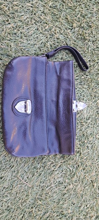 Cartera de mano negra