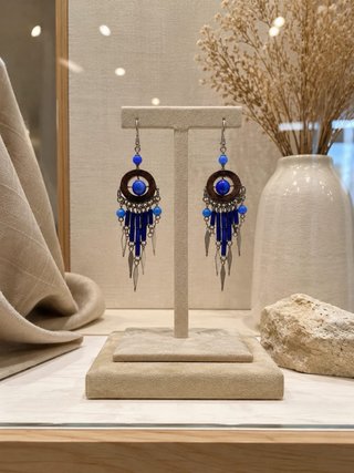 Pendientes largos plateados con detalles azules