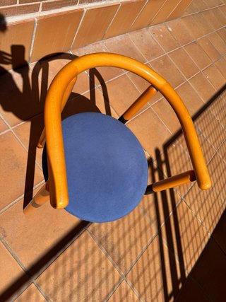 Sillas de madera azul