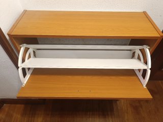 Zapatero de madera marrón