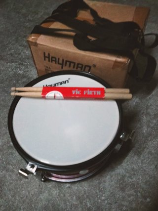 Tambor Hayman con baquetas Vic Firth